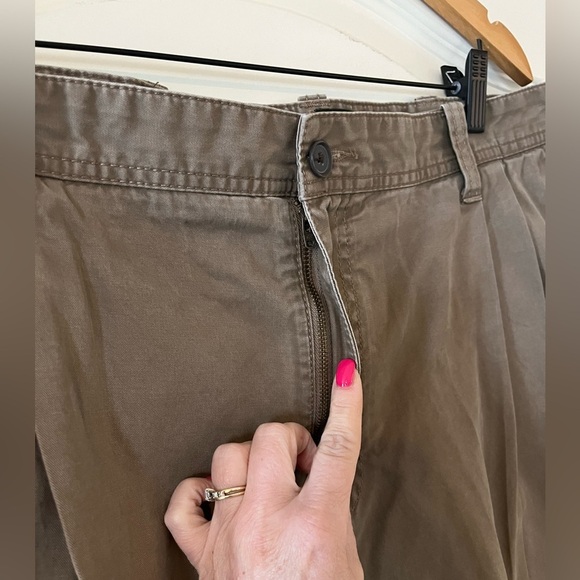 Eddie Bauer Light Brown Khaki Shorts, Front Pleats, Men’s Size 40 - Picture 9 of 12